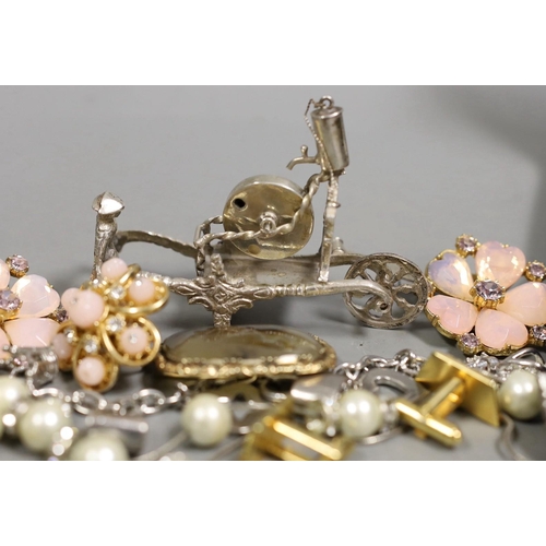 1954 - A mixed group of sundry jewellery and other items, including a cultured pearl bracelet(a.f) with 14k... 