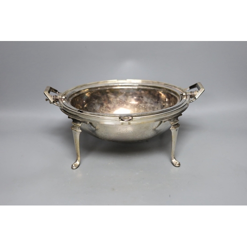 255 - An Edwardian silver plated revolving breakfast tureen. 35cm wide