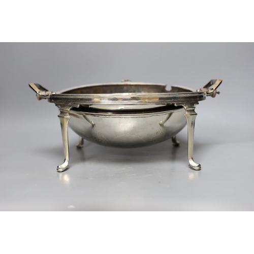 255 - An Edwardian silver plated revolving breakfast tureen. 35cm wide