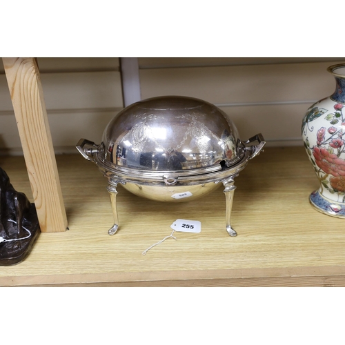 255 - An Edwardian silver plated revolving breakfast tureen. 35cm wide