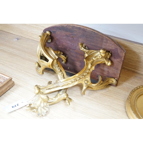 286 - A French ormolu wall bracket, later mahogany top. 29x33cm