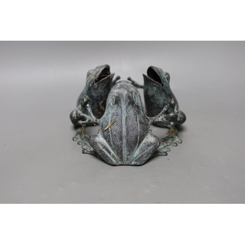 336 - A bronze trio of frogs, 10cm tall