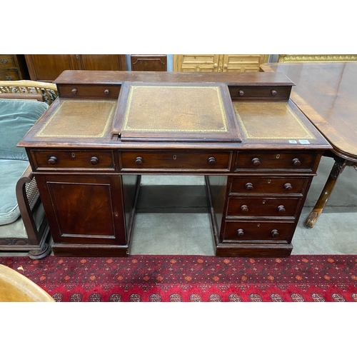 36 - A Victorian mahogany pedestal desk, length 138cm, depth 76cm, height 89cm