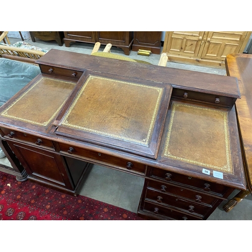 36 - A Victorian mahogany pedestal desk, length 138cm, depth 76cm, height 89cm