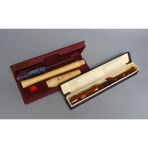 381 - A Moech Sopranino recorder and descant recorder (Soprano)