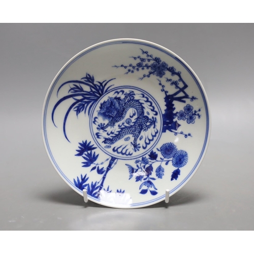 448 - A Chinese blue and white dragon plate. 17cm diameter