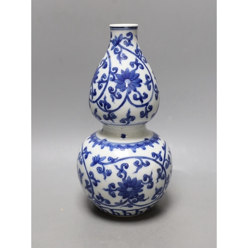 452 - A Chinese blue and white double gourd vase. 25cm tall