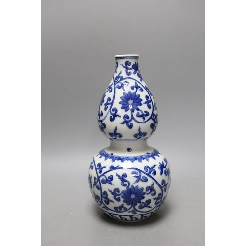 452 - A Chinese blue and white double gourd vase. 25cm tall