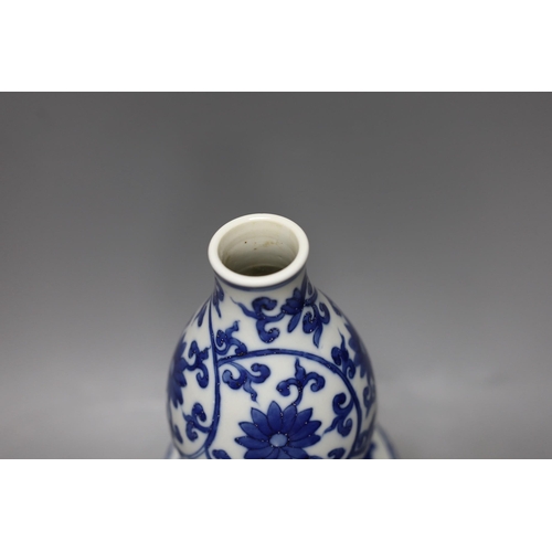 452 - A Chinese blue and white double gourd vase. 25cm tall