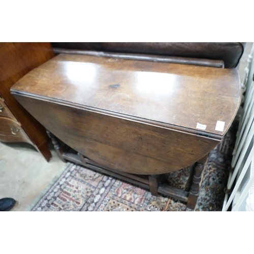 1045 - An 18th century oak gateleg dining table, length 141cm extended, width 120cm, height 74cm