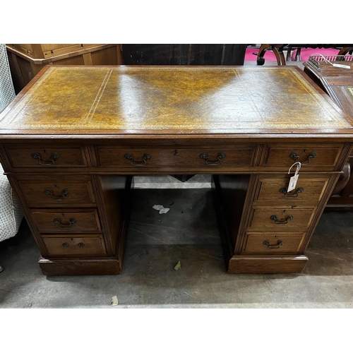 1051 - An early 20th century mahogany pedestal desk, width 122cm, depth 66cm, height 77cm