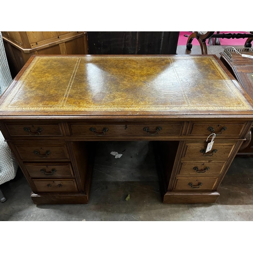 1051 - An early 20th century mahogany pedestal desk, width 122cm, depth 66cm, height 77cm