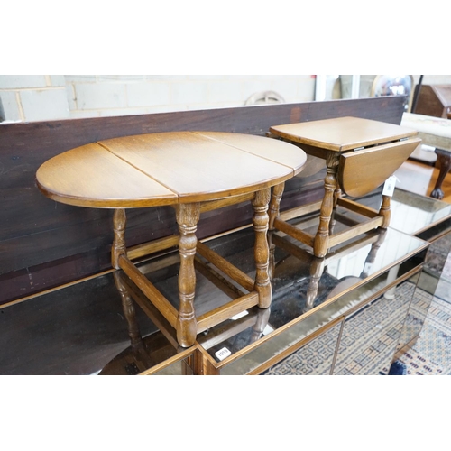 1062 - A pair of 18th century style oak drop flap occasional tables width extended 68cms, depth 50cms, heig... 