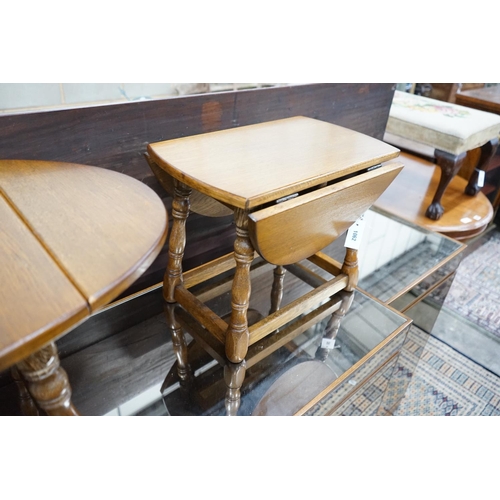 1062 - A pair of 18th century style oak drop flap occasional tables width extended 68cms, depth 50cms, heig... 