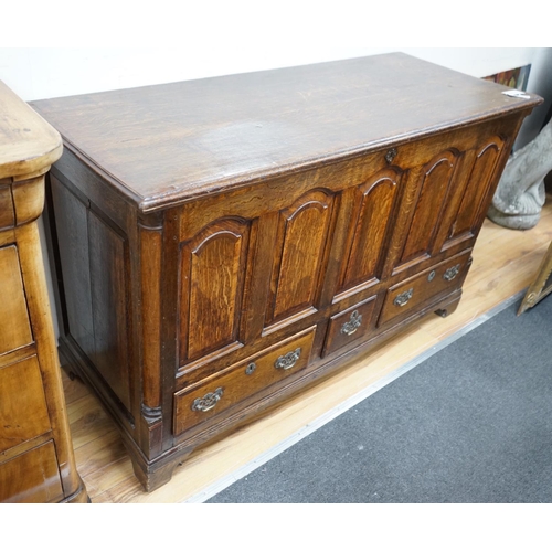 1113 - A George III mahogany banded oak mule chest, width 137cm, depth 55cm, height 85cm