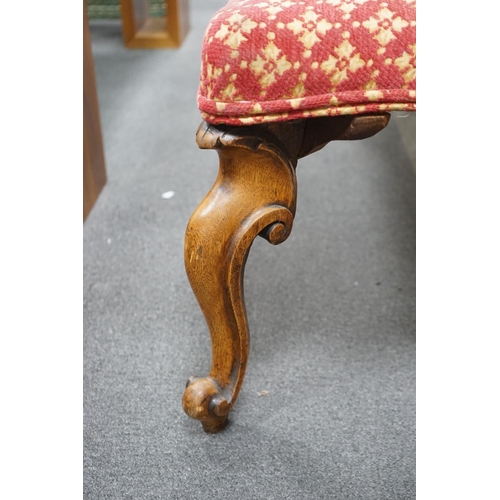 1122 - A Victorian window seat with carved oak lions paw feet, length 140cm, depth 62cm, height 48cm