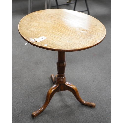 1152 - A George III circular oak tripod tilt top tea table on turned column, diameter 58cm, height 67cm... 