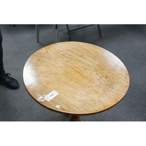 1152 - A George III circular oak tripod tilt top tea table on turned column, diameter 58cm, height 67cm... 