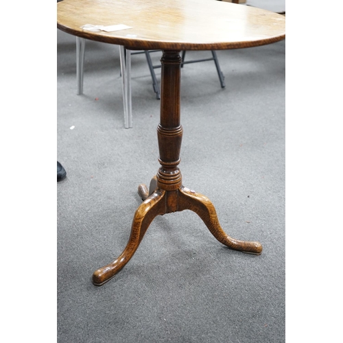 1152 - A George III circular oak tripod tilt top tea table on turned column, diameter 58cm, height 67cm... 