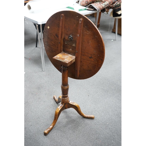 1152 - A George III circular oak tripod tilt top tea table on turned column, diameter 58cm, height 67cm... 