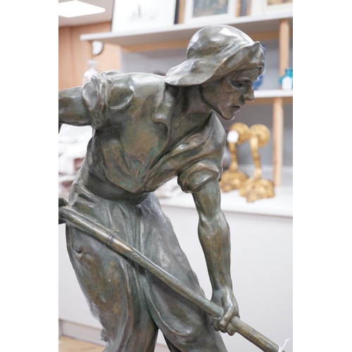 1288 - Amedeo Gennarelli (1881-1943). A bronze figure of a labourer shovelling seaweed , 'Le Ramasseur de G... 