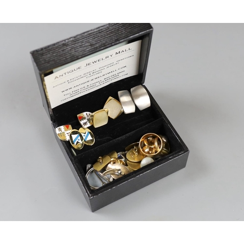 1893 - Two 9ct gold gold wedding bands, a pair of 9ct gold cufflinks, five assorted 9ct gold studs, 21.8 gr... 