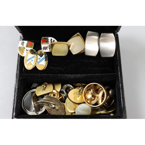 1893 - Two 9ct gold gold wedding bands, a pair of 9ct gold cufflinks, five assorted 9ct gold studs, 21.8 gr... 