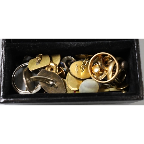 1893 - Two 9ct gold gold wedding bands, a pair of 9ct gold cufflinks, five assorted 9ct gold studs, 21.8 gr... 