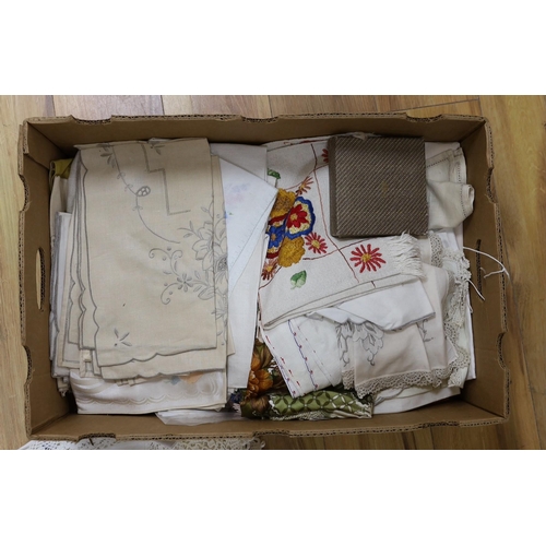 359 - A quantity of vintage linen and lace