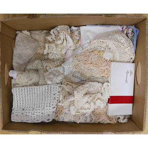 359 - A quantity of vintage linen and lace