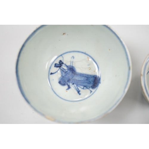 431 - Two Chinese late Ming blue and white tea bowls, Wanli period,. Largest 8.5cm diameter