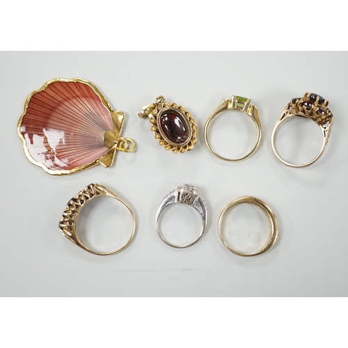 885 - A 9ct and garner cluster set dress ring, size M, gross 4.9 grams, two yellow or white metal and diam... 