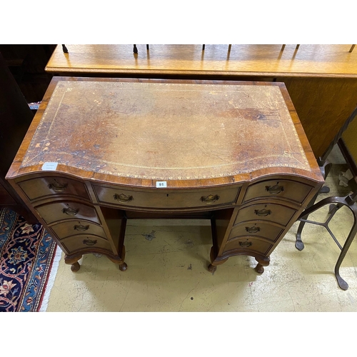 91 - A George III style mahogany leather topped serpentine kneehole desk, length 98cm, depth 56cm, height... 