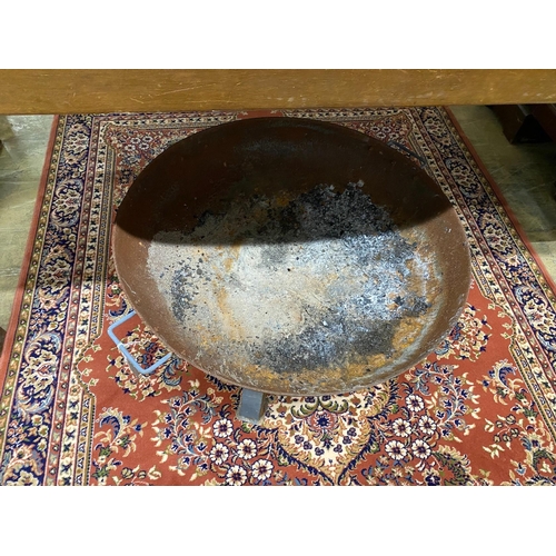 1039 - A circular metal firepit, diameter 75cm, height 38cm