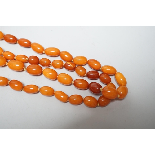 1947 - A long single strand graduated oval amber bead necklace(string broken), 142cm, gross weight  51 gram... 