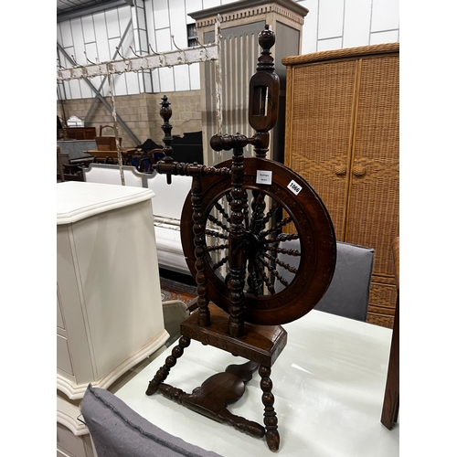 1066 - A 19th century turned wood oak spinning wheel, height 98cm