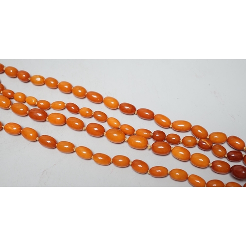 1947 - A long single strand graduated oval amber bead necklace(string broken), 142cm, gross weight  51 gram... 