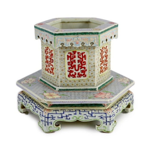 118 - A Chinese enamelled porcelain hexagonal jardiniere, Qianlong period (1736-95), the upper section wit... 