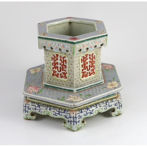 118 - A Chinese enamelled porcelain hexagonal jardiniere, Qianlong period (1736-95), the upper section wit... 