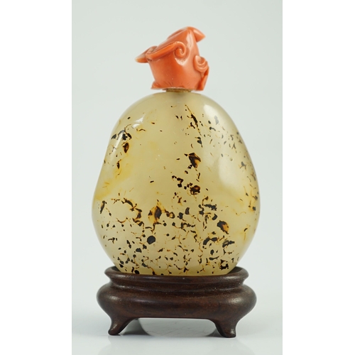 195 - A Chinese shadow agate pebble snuff bottle, 18th/19th century, reasonably well hollowed, with peach ... 