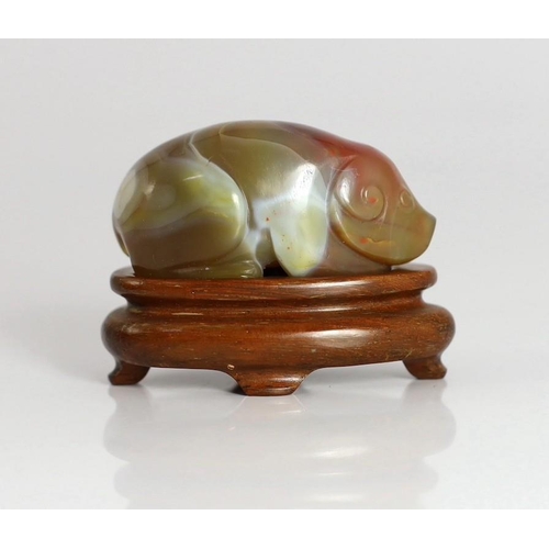 205 - A Chinese banded agate figure of a recumbent pig, 18th/19th century, 5.4cm long, wood stand