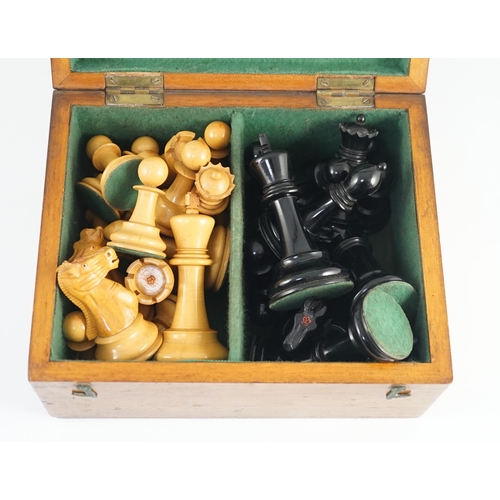 31 - A Jaques & Son Staunton pattern ebony and boxwood chess set, in original box, Kings 9.5cm