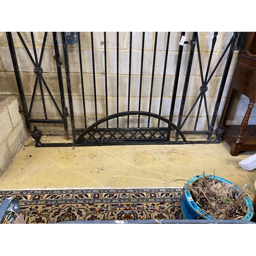 1001 - A painted cast iron gate with bowed top section, approx. width 190cm, approx. height 248cm