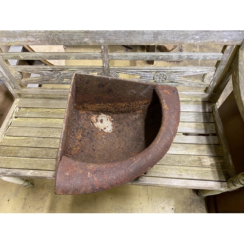 1031 - A Victorian cast iron corner trough, length 65cm, width 47cm, height 29cm