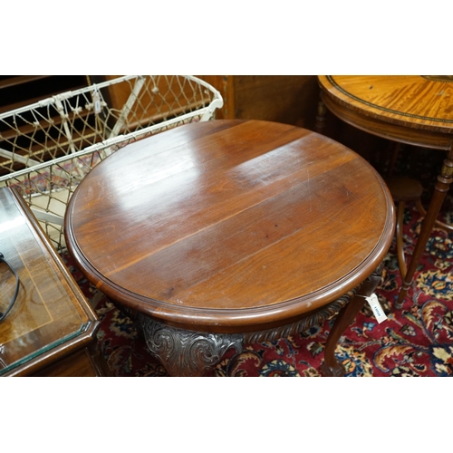 1076 - An early 20th century Chippendale revival circular mahogany centre table, diameter 73cm, height 70cm... 