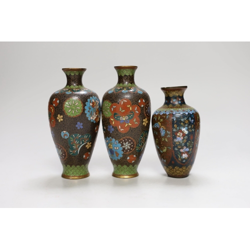 1250 - Three Japanese cloisonné enamel vases and two Imari dishes, 21cm long