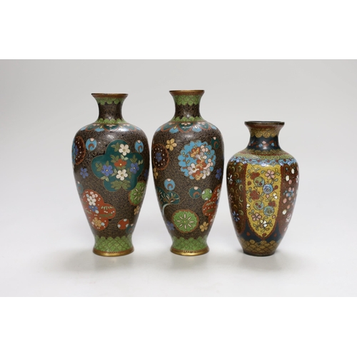 1250 - Three Japanese cloisonné enamel vases and two Imari dishes, 21cm long