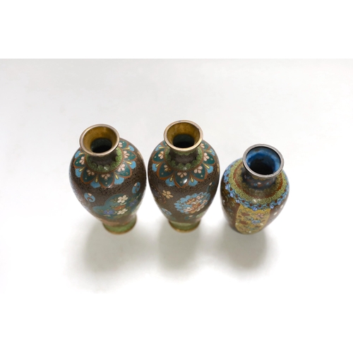 1250 - Three Japanese cloisonné enamel vases and two Imari dishes, 21cm long