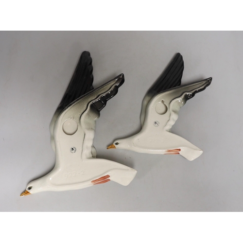 1343 - Two graduated Beswick porcelain flying seagulls, model numbers 922-2 and 3