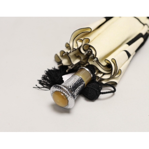 1393 - An unusual Japanese designed Art Deco cream and black felt parasol, with a horn and hammered metal h... 